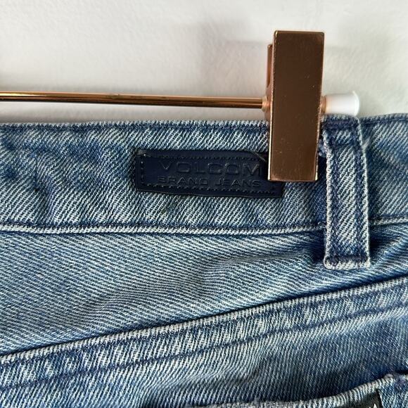 VOLCOM Light Wash Denim Boyfriend Fit Distressed Rolled Cuff Jean Shorts Size 24 - Picture 3 of 10